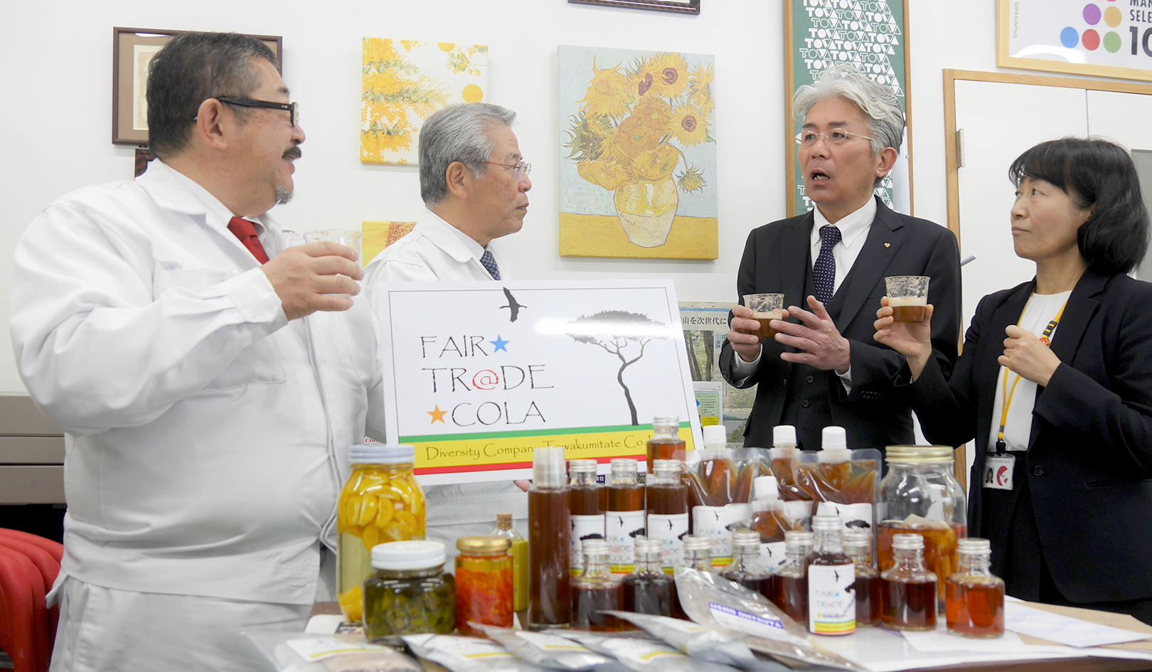 東和組立の（左から）林佳寿彦社長、板津幹彦会長を訪ね、クラフトコーラを試飲しながら今後の方向性を話し合う牧野支店長と、とうしん地域活力研究所の隈元智子主任（2月17日）